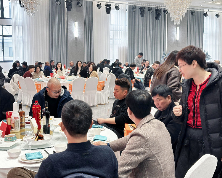 1月18日上海百?gòu)?qiáng)洗滌設(shè)備制造有限公司在白玉蘭酒店舉行年會(huì)活動(dòng)